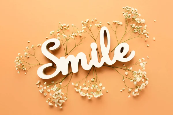 Λέξη Smile Όμορφα Λουλούδια Γυψόφυλλες Πορτοκαλί Φόντο — Φωτογραφία Αρχείου
