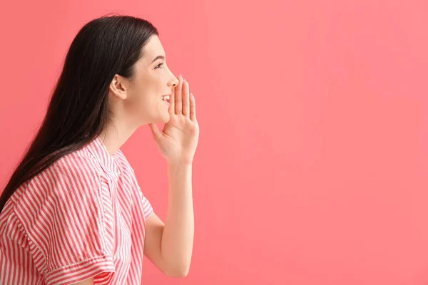 Junge Tratschende Frau Auf Farbigem Hintergrund — Stockfoto