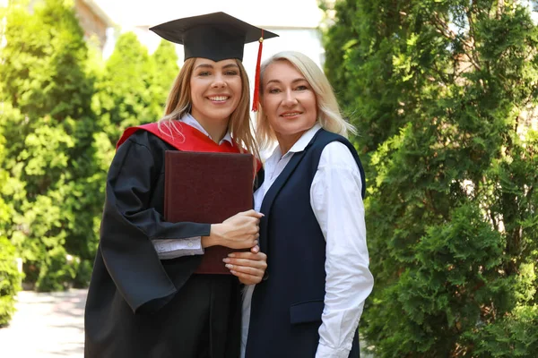 Feliz Joven Con Madre Día Graduación — Foto de Stock