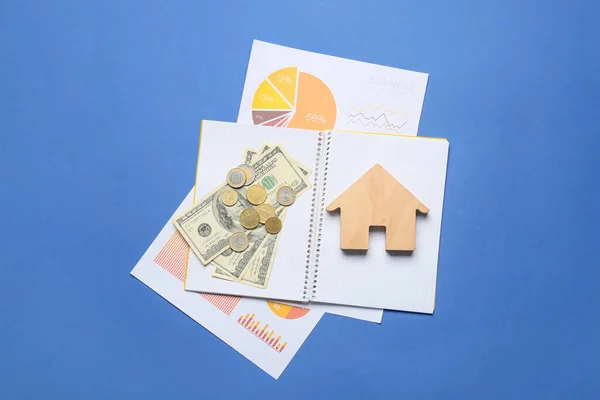 Caderno Com Casa Madeira Dinheiro Diagramas Fundo Azul — Fotografia de Stock