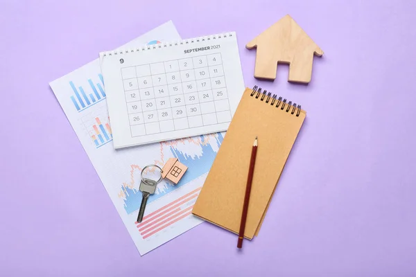 Casa Legno Con Calendario Quaderno Diagrammi Sfondo Lilla — Foto Stock