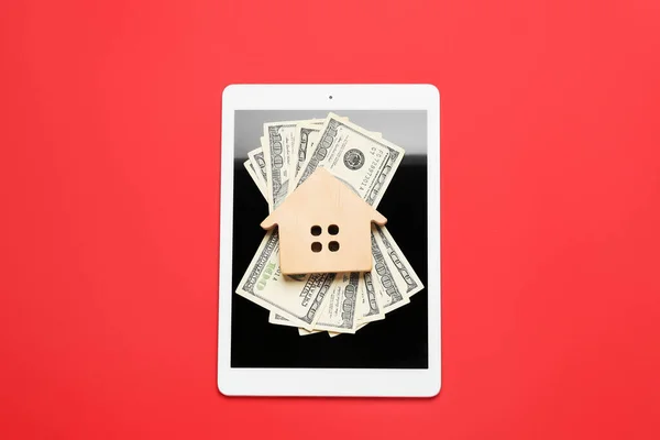 Tablet Computer Banknotes Wooden House Red Background — Stock Photo, Image