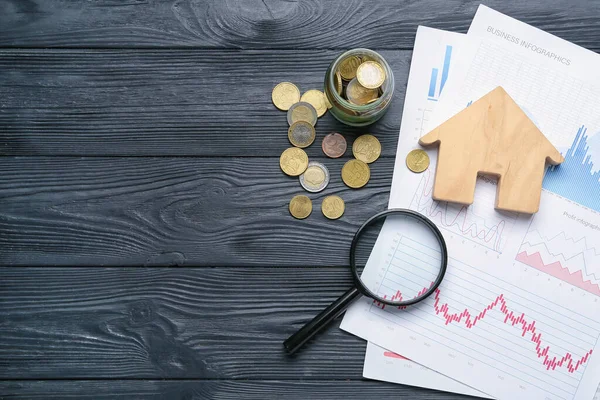 Casa Madera Con Lupa Diagramas Monedas Sobre Fondo Madera Oscura — Foto de Stock