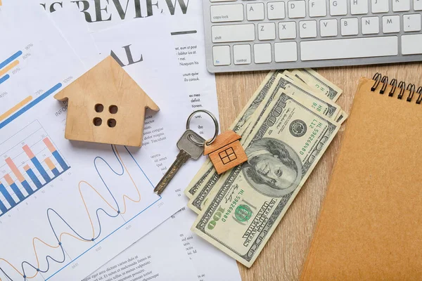 Casa Juguete Con Llave Dinero Papelería Teclado Computadora Sobre Fondo — Foto de Stock