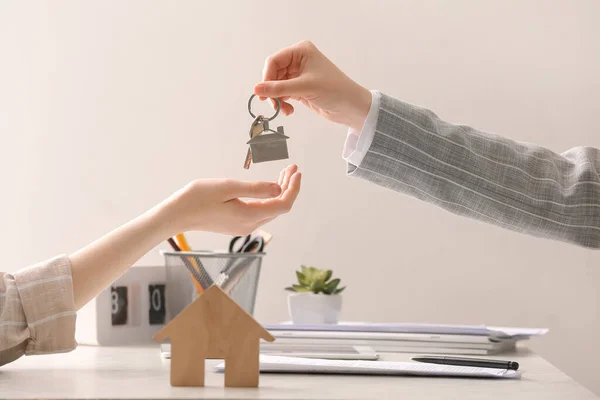 Immobilienmakler Übergibt Schlüssel Vom Haus Zum Kunden Büro — Stockfoto