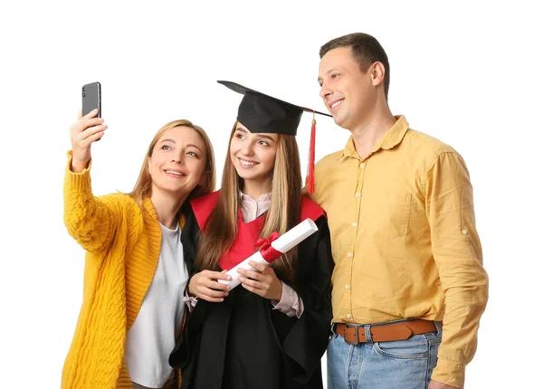 Glückliche Absolventin Mit Ihren Eltern Beim Selfie Auf Weißem Hintergrund — Stockfoto