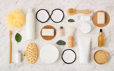 Hafif arka planda farklı banyo malzemeleri ve kozmetik ürünleri.