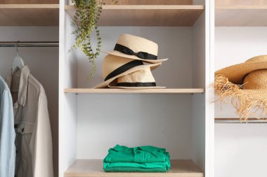 Dolaptaki raflarda şık şapkalar.