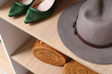 Şık keçeli şapka ve topuklular butikte rafta, yakın plan.