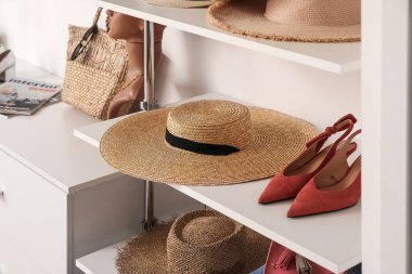 Butikte saman şapkalar ve topuklar raflarda.