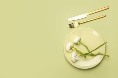 Basit tablo ayarı ve renk arkaplanındaki ranunculus çiçekleri