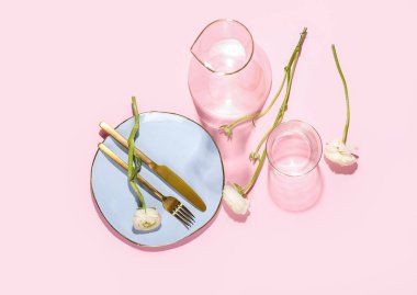 Renk arkaplan üzerinde güzel masa ayarları ve ranunculus çiçekleri