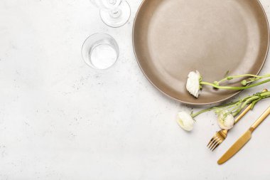 Basit tablo ayarı ve arkaplanda ranunculus çiçekleri