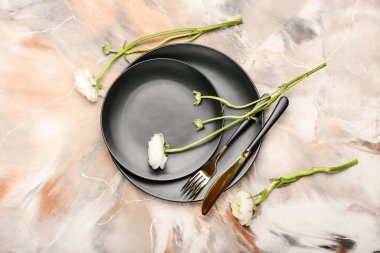 Basit tablo ayarı ve grunge arkaplanındaki ranunculus çiçekleri