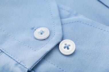 Mavi gömlekteki düğmelerin yakın görünümü