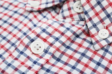 Ekose gömlekteki düğmelerin yakın görünümü