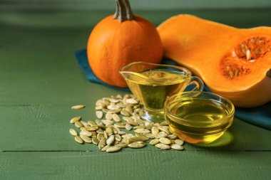 Kase ve sürahi kabak tohumu yağı renkli ahşap arka planda