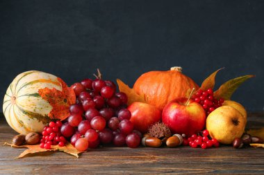 Tahta masada farklı sağlıklı yiyecekler. Hasat festivali