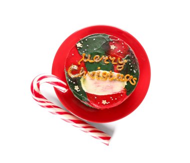 Beyaz arka planda Noel Bento keki ve şeker kamışı tabağı