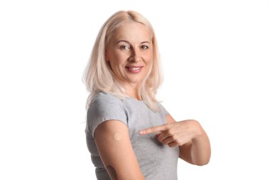 Beyaz arka planda nikotin bandı olan olgun bir kadın. Sigara içmeyi bırakma
