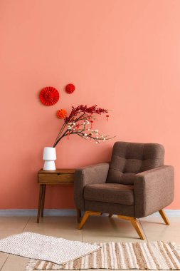 Çin Yeni Yıl kutlamaları için dekore edilmiş modern odanın içi.