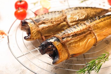 Hafif arka planda lezzetli tütsülenmiş uskumru ile soğutma rafı