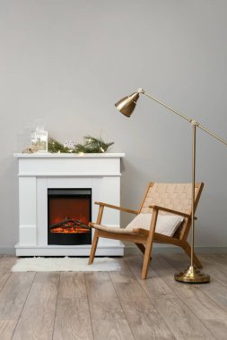 Noel için dekore edilmiş şömineli oturma odasının içi.