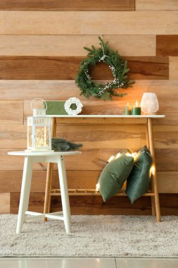 İçinde Noel süsü olan taburesi ve masası olan bir oda.