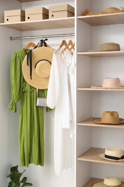 Stylische Strohhüte Mit Kleidern Kleiderschrank — Stockfoto