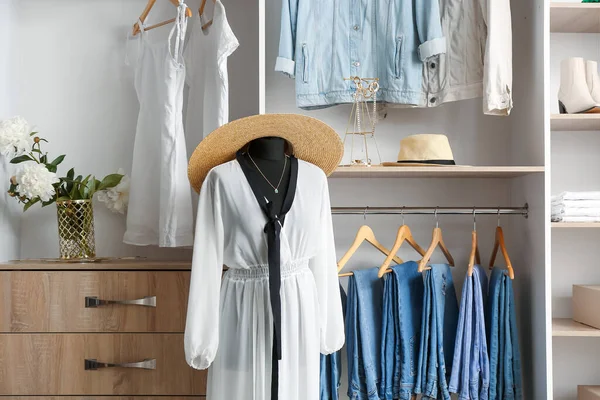 Maniquí Con Elegante Sombrero Ropa Collar Boutique — Foto de Stock