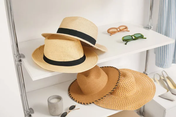 Strohhüte Sonnenbrille Und Kerze Regal Boutique — Stockfoto