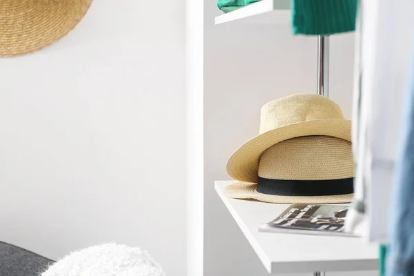 Stylische Hüte Regal Der Boutique — Stockfoto