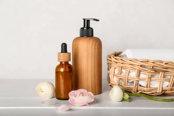 Botellas Con Flores Ranúnculo Cosméticos Sobre Mesa Madera —  Fotos de Stock