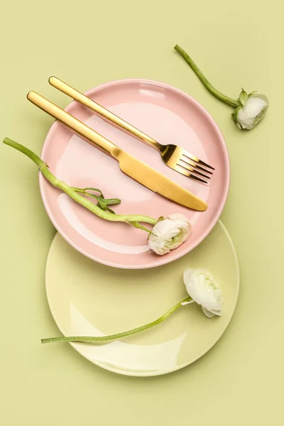 Einfache Tischdekoration Und Hahnenfußblumen Auf Farbigem Hintergrund — Stockfoto