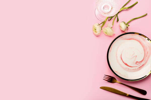 Красивая сервировка стола и цветные цветы