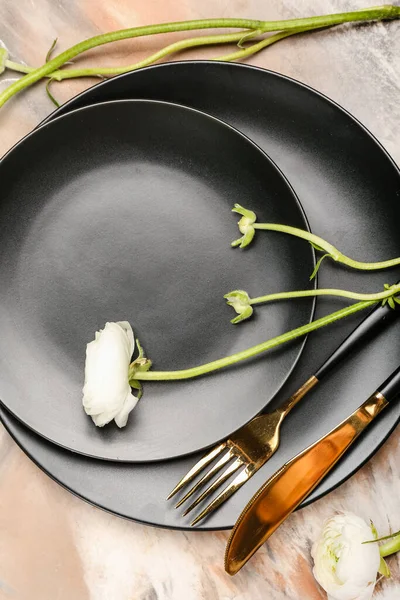 Simple Table Setting Ranunculus Flowers Grunge Background — Stock Photo, Image