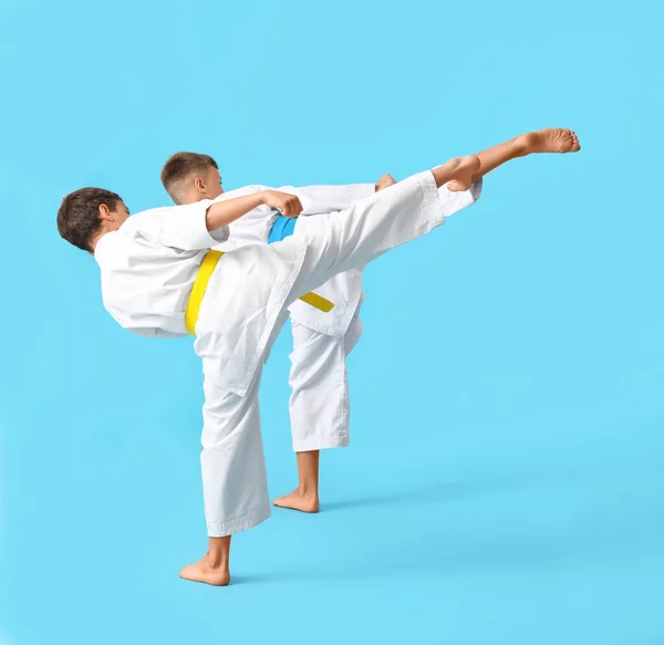 Renkli Arka Planda Karate Yapan Küçük Çocuklar — Stok fotoğraf