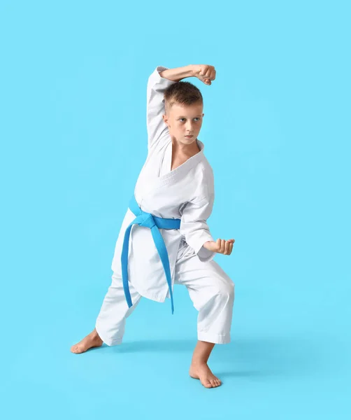 Niño Practicando Karate Sobre Fondo Color — Foto de Stock