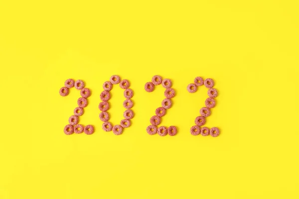 Figuur 2022 Gemaakt Van Graanringen Gele Achtergrond — Stockfoto