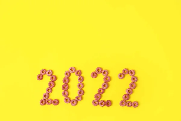 Figura 2022 Fatta Anelli Cereali Fondo Giallo — Foto Stock