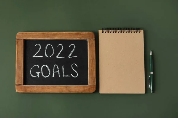 Anteckningsblock Penna Och Träskiva Med Text 2022 Goals Grön Bakgrund — Stockfoto