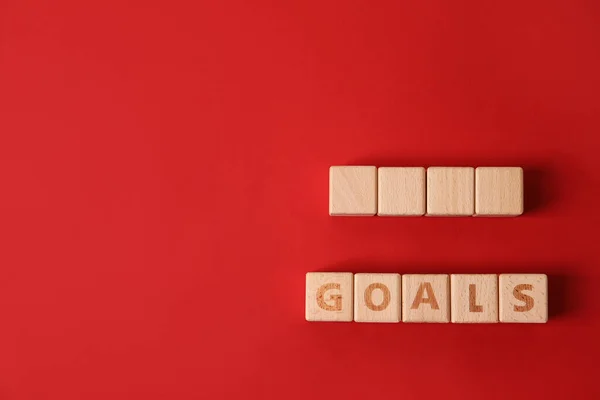 Wooden Cubes Word Goals Red Background — Stock Photo, Image