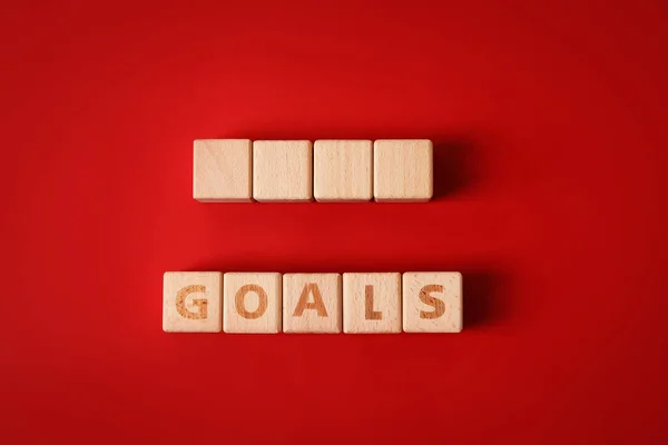 Wooden Cubes Word Goals Red Background — Stock Photo, Image