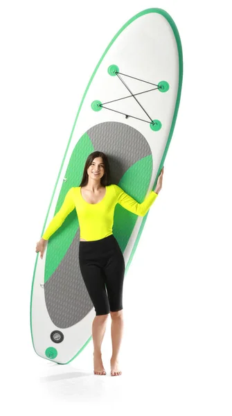 スポーティ若いです女性とともにボードのためにアップサーフィン上の白い背景 — ストック写真