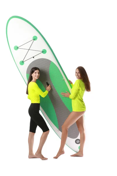 Sportliche Junge Frauen Mit Surfbrett Auf Weißem Hintergrund — Stockfoto