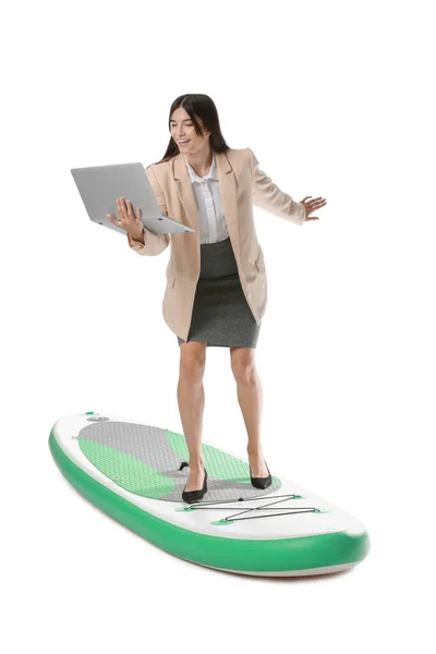 Junge Geschäftsfrau Mit Laptop Steht Auf Sup Board Vor Weißem — Stockfoto