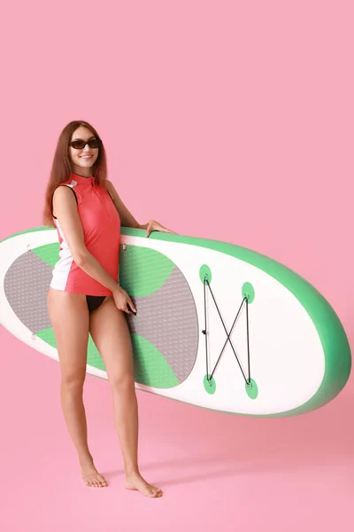 Sportliche Junge Frau Mit Surfbrett Auf Farbigem Hintergrund — Stockfoto