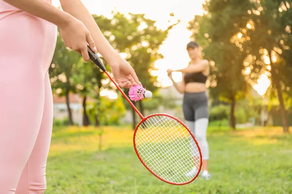 Young Women Playing Badminton Outdoors — Stock Photo, Image