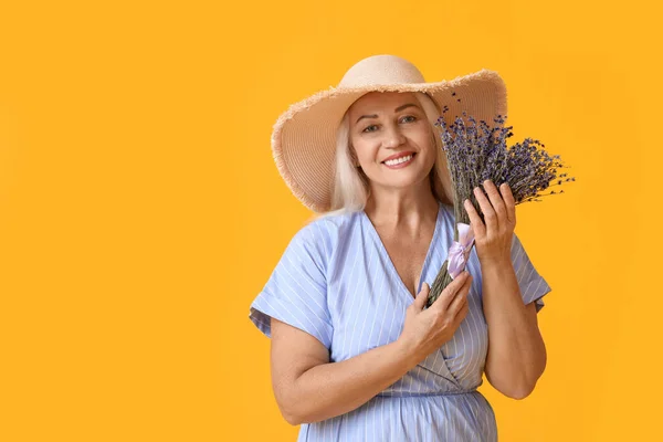 Портрет Улыбающейся Зрелой Женщины Букетом Цветов Цветном Фоне — стоковое фото