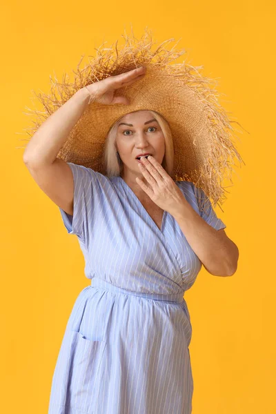 Удивлённая Зрелая Женщина Соломенной Шляпе Цветном Фоне — стоковое фото